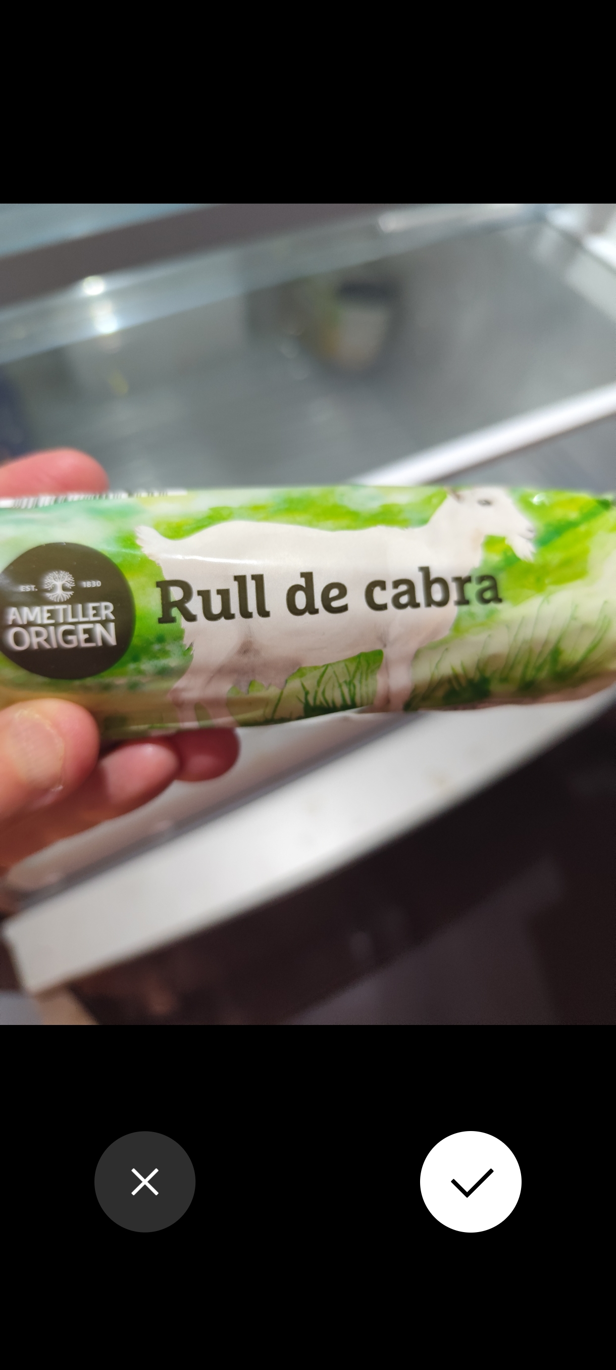 Photo d'une étiquette produit en rayon, prête à être validée